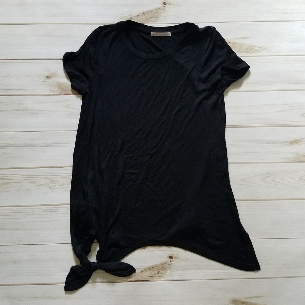 Black knotted hem tee